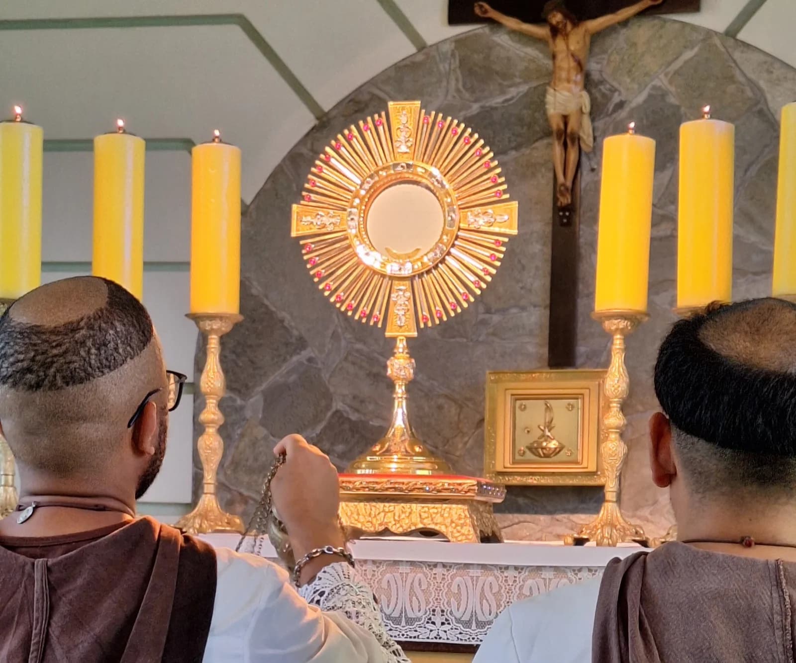 Jesus te ama no Altar. Jesus te espera no Irmão.